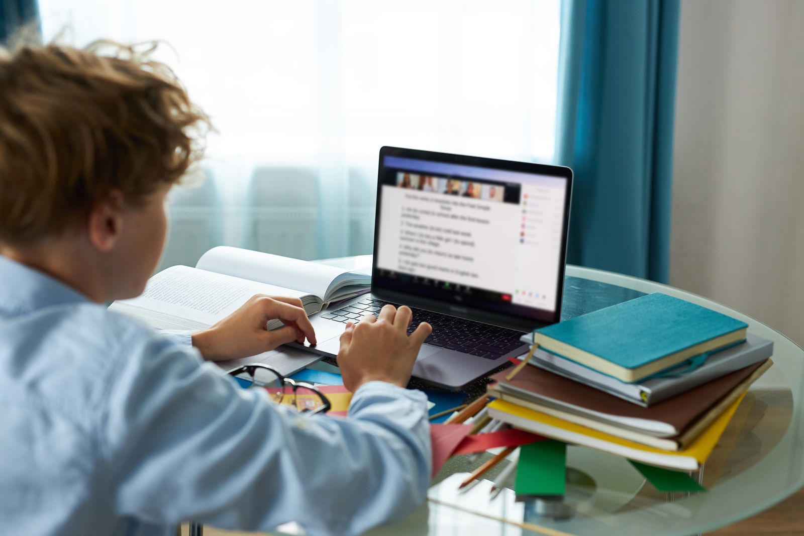 Student comparing study packages